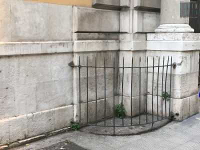 Una delle due barriere in ferro alte un metro e mezzo poste ai due lati del portone di accesso di un edificio di via Abate Gimma angolo via de Rossi 
